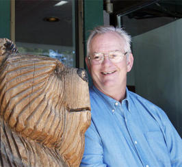 photo of John Martinelli with wood statue of a bear